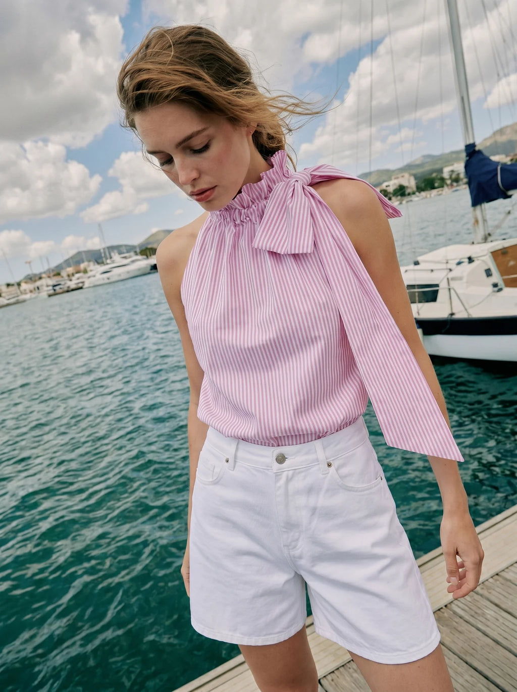 Edmée Mouwloze Blouse met Strikstrop en Streepprint