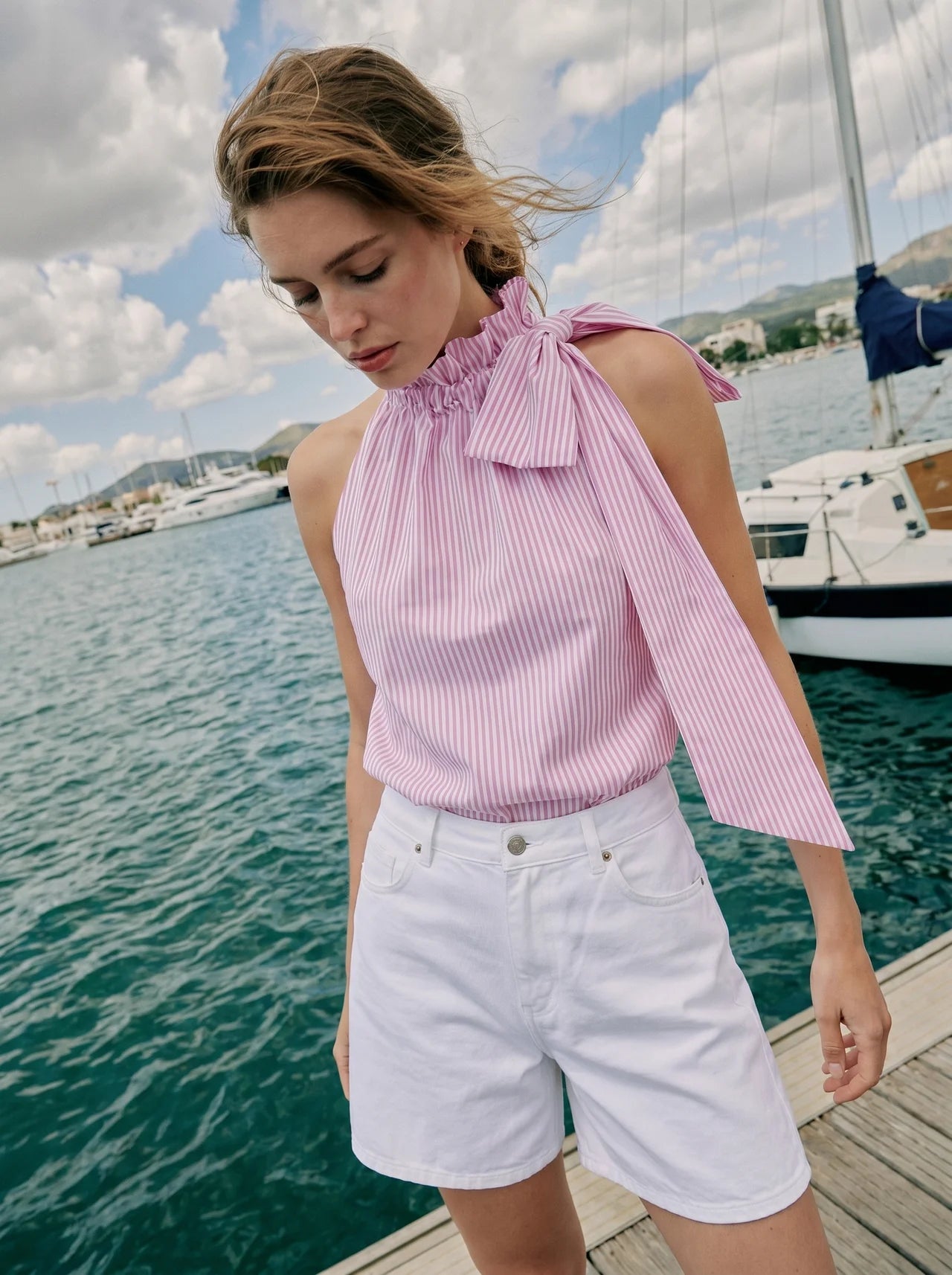 Edmée Mouwloze Blouse met Strikstrop en Streepprint