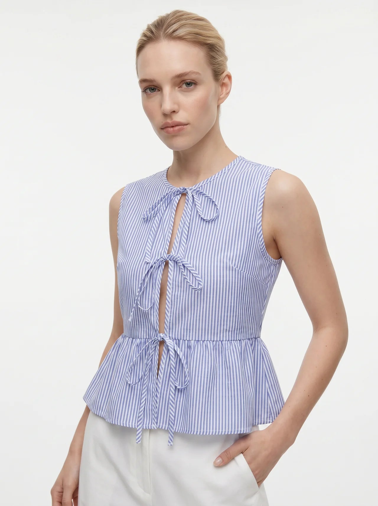 Corinne Mouwloze Blouse met Striksluitingen en Volant Zoom