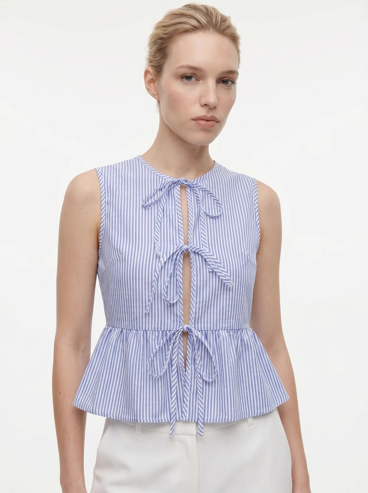 Corinne Mouwloze Blouse met Striksluitingen en Volant Zoom