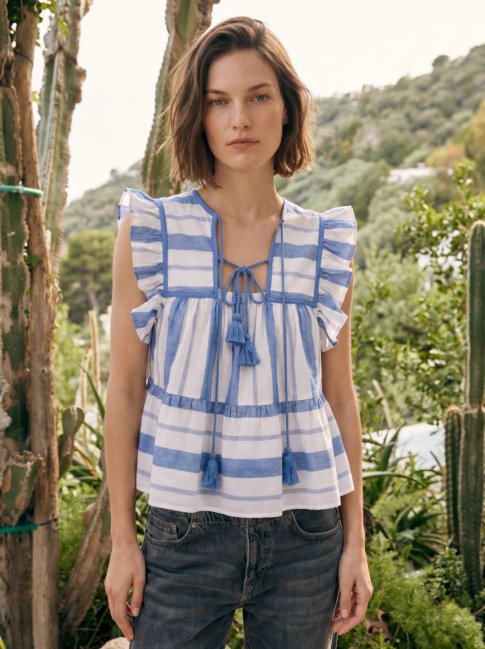 Faustine Mouwloze Blouse met Ruches en Kwastjes