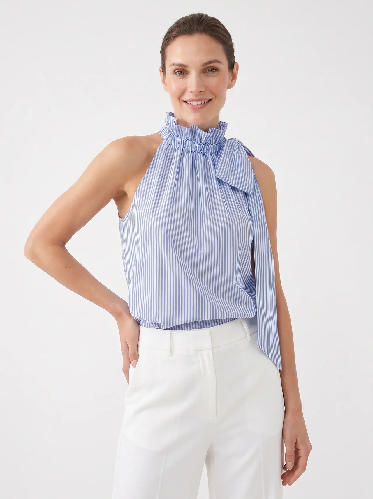 Edmée Mouwloze Blouse met Strikstrop en Streepprint