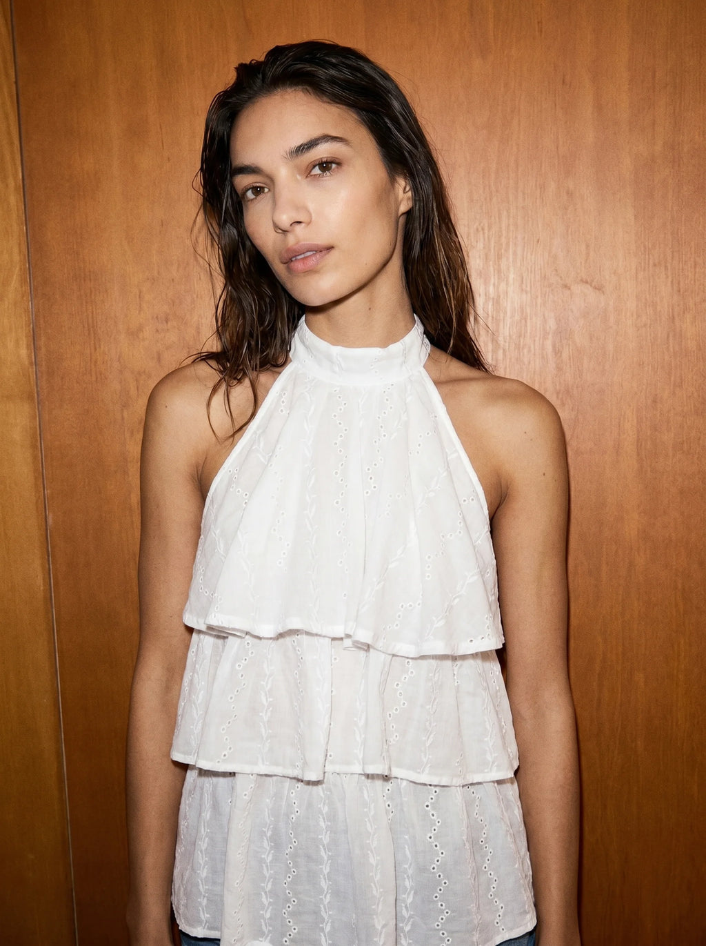 Romane Halter Blouse met Broderie en Gelaagde Ruches