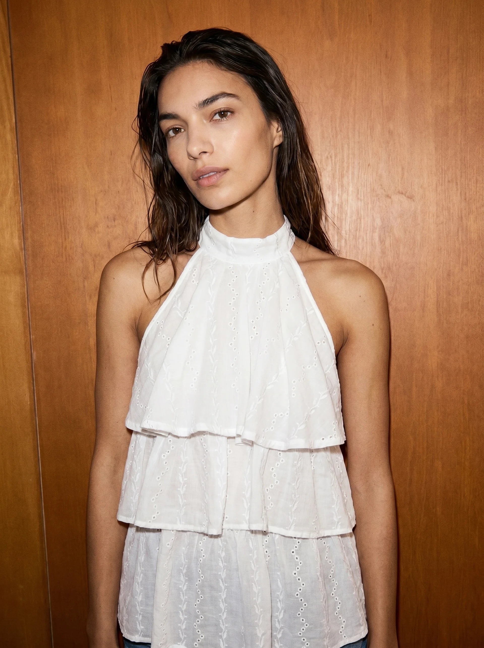Romane Halter Blouse met Broderie en Gelaagde Ruches