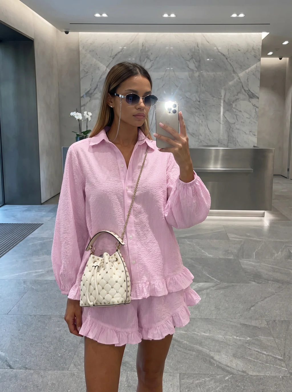 Noémie Matching Set roze gestreepte blouse short ruche ballonmouwen voораanzicht