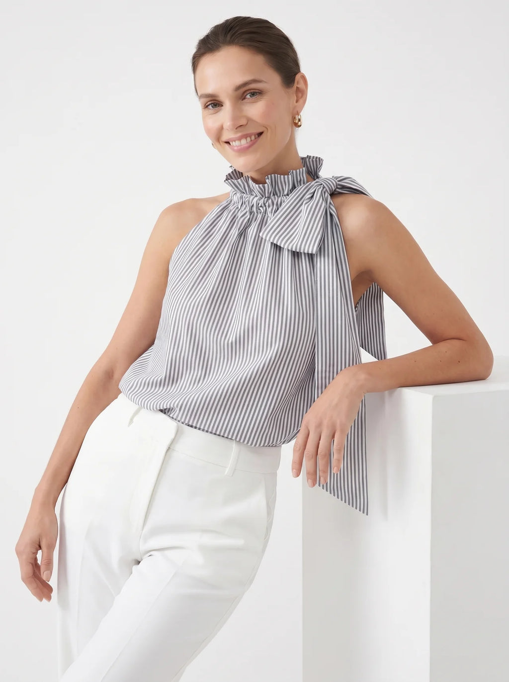 Edmée Mouwloze Blouse met Strikstrop en Streepprint