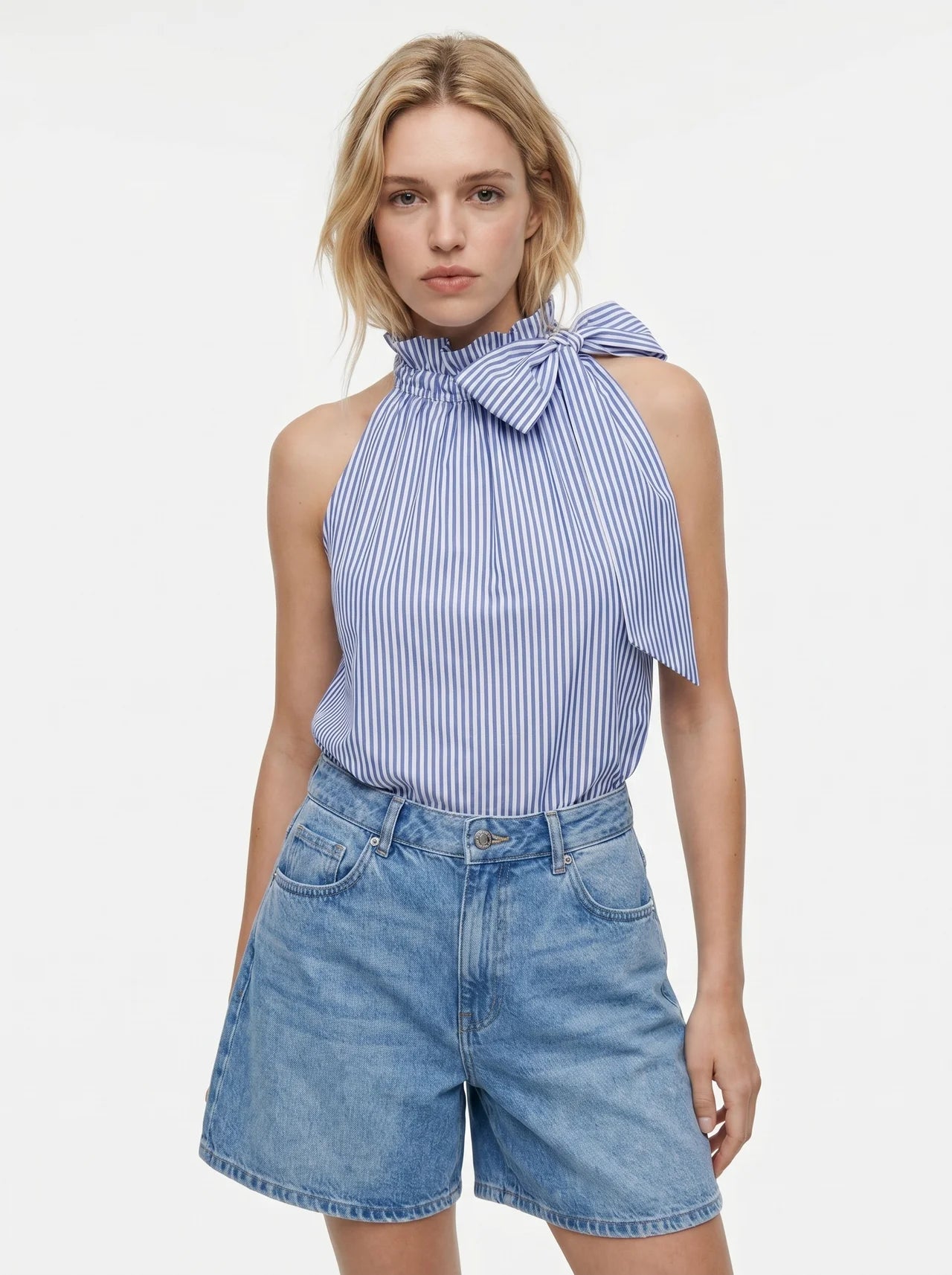 Edmée Mouwloze Blouse met Strikstrop en Streepprint