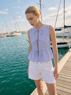 Corinne Mouwloze Blouse met Striksluitingen en Volant Zoom